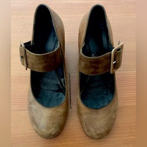 Vintage brown leather Mary Jane style heels